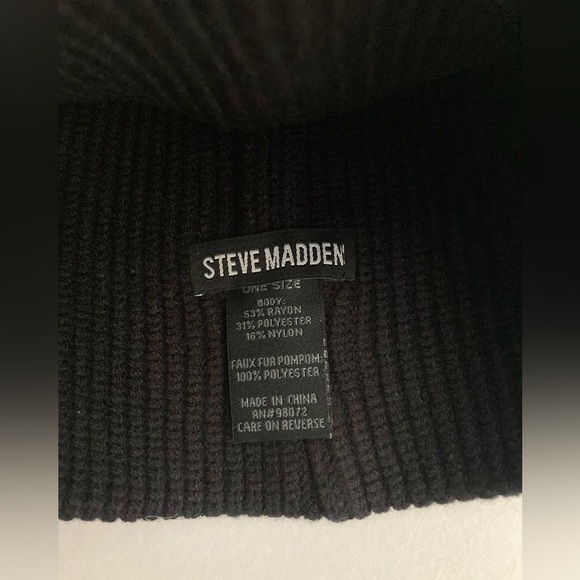 STEVE MADDEN | NWT Women’s Pom Pom Beanie - Picture 3 of 4